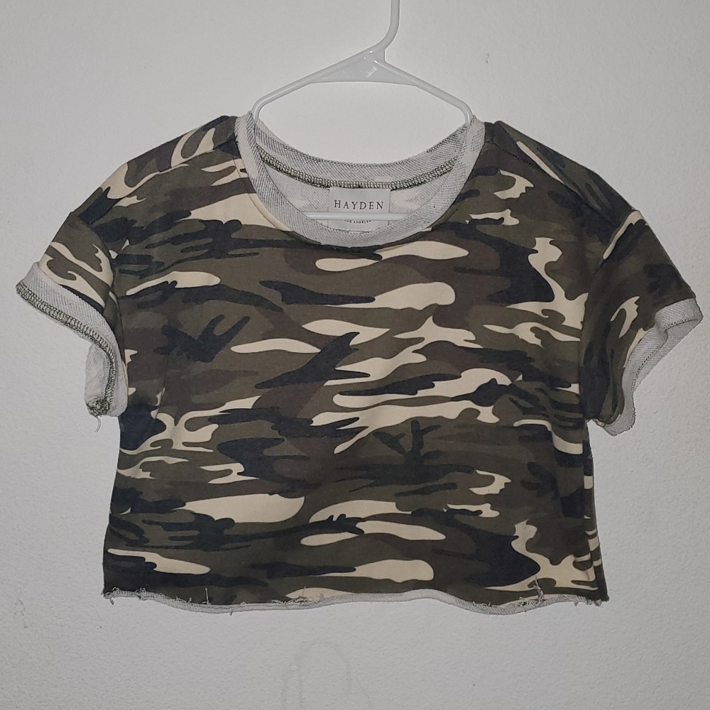 Cropped camo tee